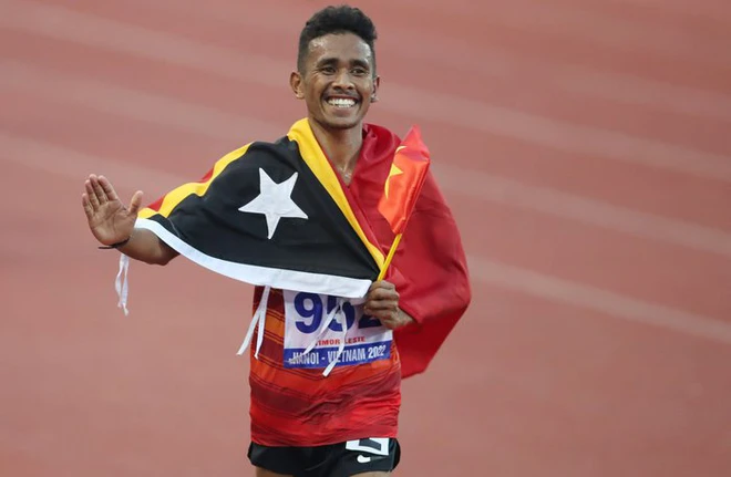 Hình ảnh đẹp: Nữ tình nguyện viên chạy xuống sân, đưa cờ cho người hùng Timor Leste ăn mừng quanh sân Mỹ Đình - Ảnh 3.