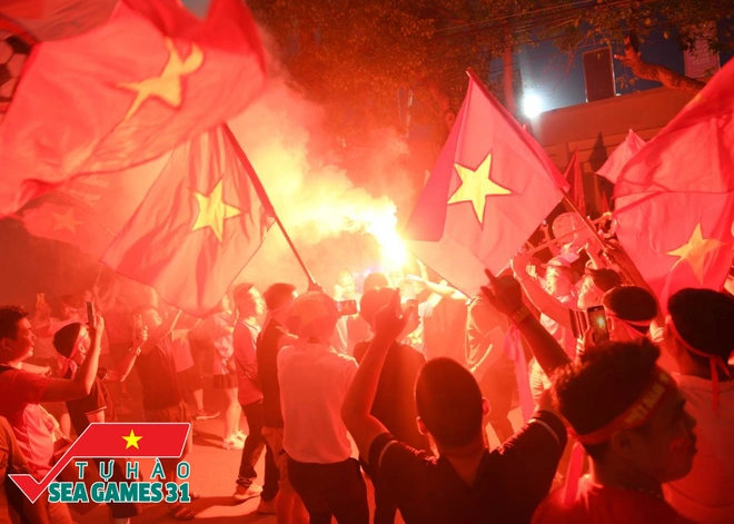 Ảnh, clip: CĐV cả nước vỡ òa, nhiều người ở Hà Nội và TP.HCM đổ ra đường ăn mừng chiến thắng nghẹt thở của U23 Việt Nam - Ảnh 10.