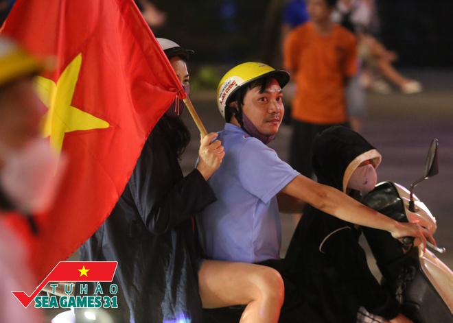 Ảnh, clip: CĐV cả nước vỡ òa, nhiều người ở Hà Nội và TP.HCM đổ ra đường ăn mừng chiến thắng nghẹt thở của U23 Việt Nam - Ảnh 36.
