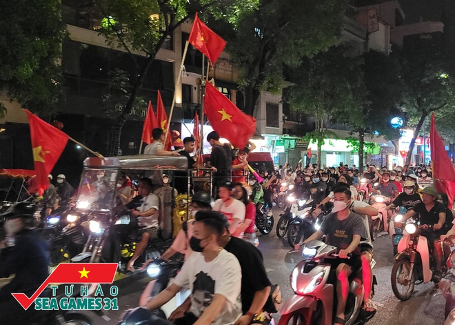 Ảnh, clip: CĐV cả nước vỡ òa, nhiều người ở Hà Nội và TP.HCM đổ ra đường ăn mừng chiến thắng nghẹt thở của U23 Việt Nam - Ảnh 38.