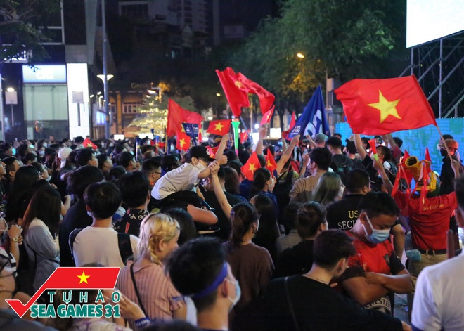 Ảnh, clip: CĐV cả nước vỡ òa, nhiều người ở Hà Nội và TP.HCM đổ ra đường ăn mừng chiến thắng nghẹt thở của U23 Việt Nam - Ảnh 26.