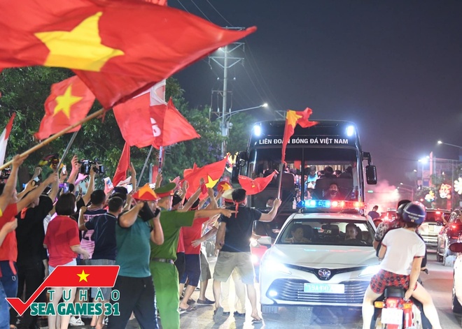 Ảnh, clip: CĐV cả nước vỡ òa, nhiều người ở Hà Nội và TP.HCM đổ ra đường ăn mừng chiến thắng nghẹt thở của U23 Việt Nam - Ảnh 12.