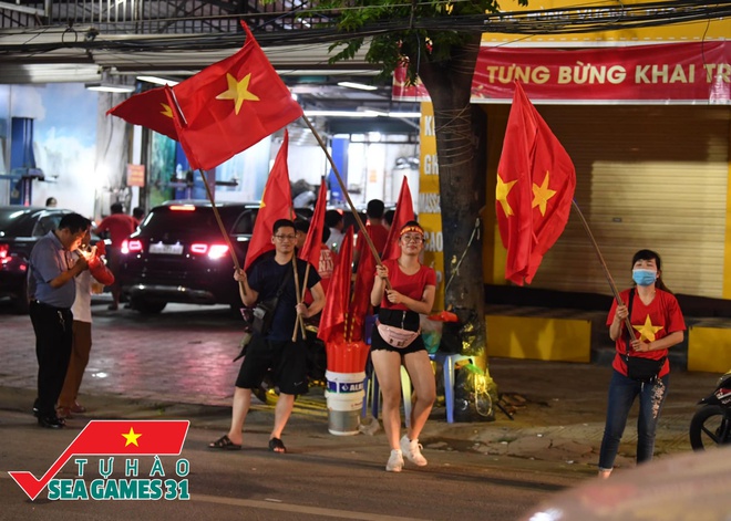 Ảnh, clip: CĐV cả nước vỡ òa, nhiều người ở Hà Nội và TP.HCM đổ ra đường ăn mừng chiến thắng nghẹt thở của U23 Việt Nam - Ảnh 13.
