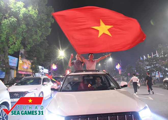 Ảnh, clip: CĐV cả nước vỡ òa, nhiều người ở Hà Nội và TP.HCM đổ ra đường ăn mừng chiến thắng nghẹt thở của U23 Việt Nam - Ảnh 9.