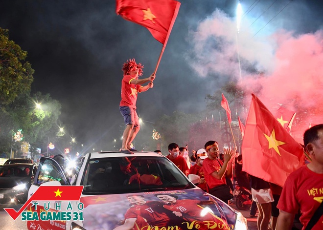 Ảnh, clip: CĐV cả nước vỡ òa, nhiều người ở Hà Nội và TP.HCM đổ ra đường ăn mừng chiến thắng nghẹt thở của U23 Việt Nam - Ảnh 11.