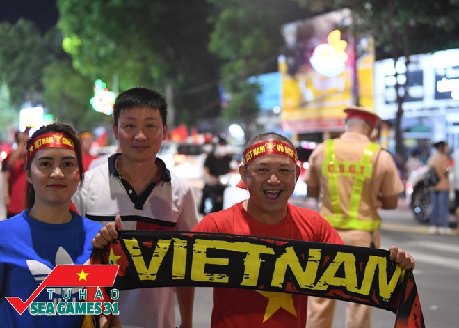 Ảnh, clip: CĐV cả nước vỡ òa, nhiều người ở Hà Nội và TP.HCM đổ ra đường ăn mừng chiến thắng nghẹt thở của U23 Việt Nam - Ảnh 14.