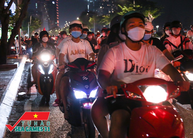Ảnh, clip: CĐV cả nước vỡ òa, nhiều người ở Hà Nội và TP.HCM đổ ra đường ăn mừng chiến thắng nghẹt thở của U23 Việt Nam - Ảnh 29.