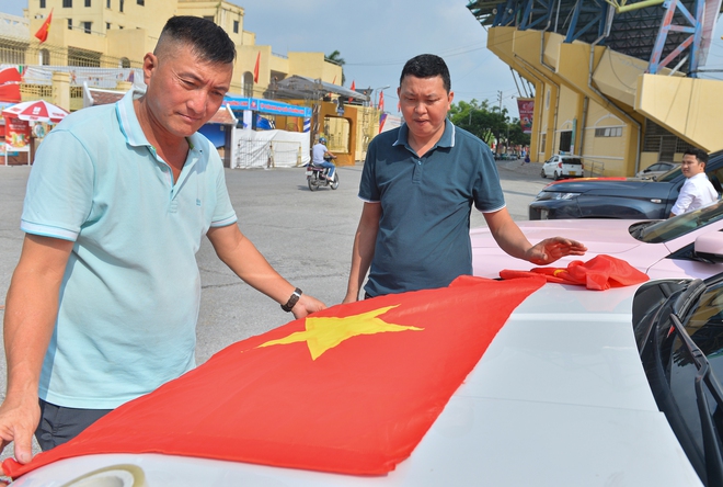 Ảnh: Hàng trăm CĐV Nam Định diễu hành tiếp lửa trước trận bán kết SEA Games 31 - Ảnh 3.