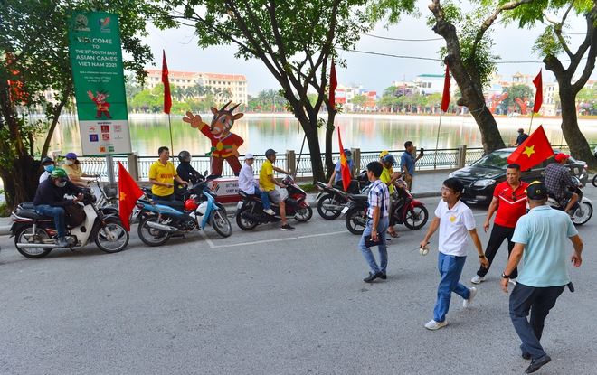 Ảnh: Hàng trăm CĐV Nam Định diễu hành tiếp lửa trước trận bán kết SEA Games 31 - Ảnh 2.