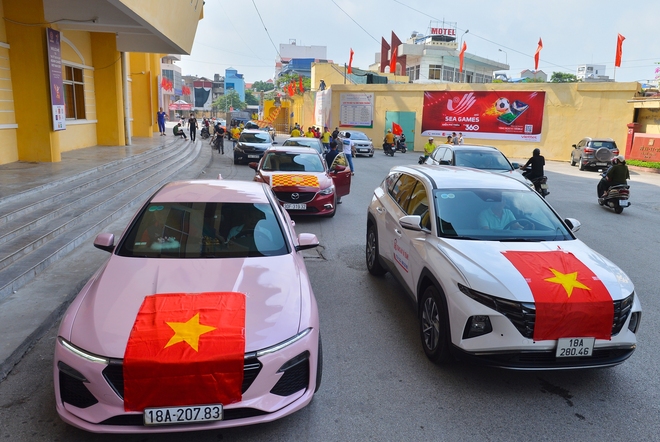 Ảnh: Hàng trăm CĐV Nam Định diễu hành tiếp lửa trước trận bán kết SEA Games 31 - Ảnh 1.