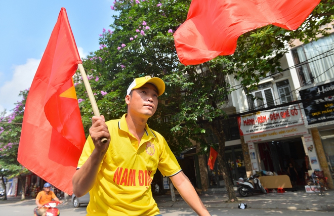 Ảnh: Hàng trăm CĐV Nam Định diễu hành tiếp lửa trước trận bán kết SEA Games 31 - Ảnh 10.