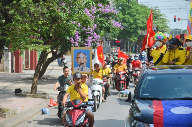 Ảnh: Hàng trăm CĐV Nam Định diễu hành tiếp lửa trước trận bán kết SEA Games 31 - Ảnh 5.