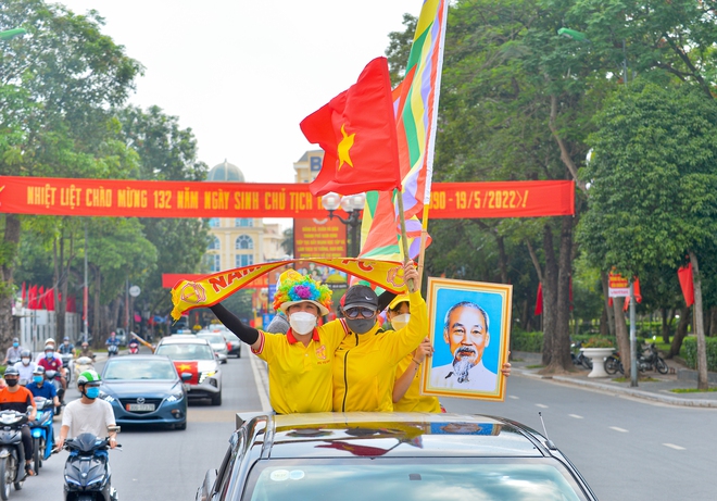 Ảnh: Hàng trăm CĐV Nam Định diễu hành tiếp lửa trước trận bán kết SEA Games 31 - Ảnh 4.