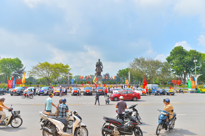 Ảnh: Hàng trăm CĐV Nam Định diễu hành tiếp lửa trước trận bán kết SEA Games 31 - Ảnh 11.