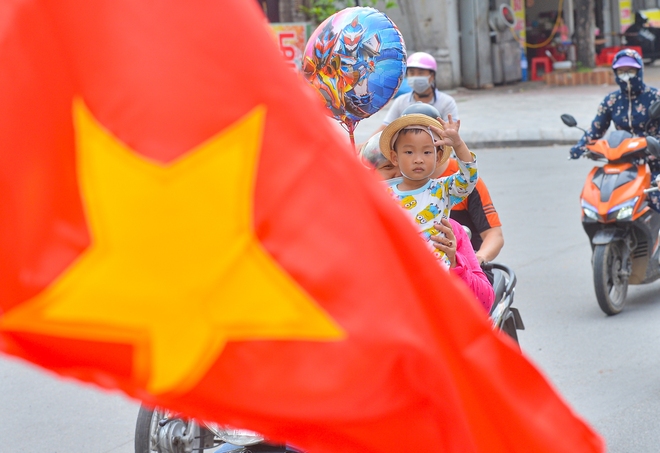 Ảnh: Hàng trăm CĐV Nam Định diễu hành tiếp lửa trước trận bán kết SEA Games 31 - Ảnh 9.