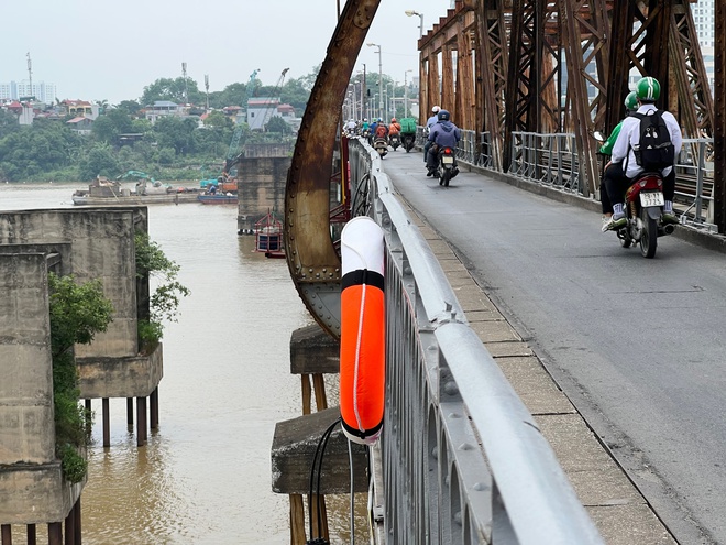 Đơn vị quản lý lên tiếng về vụ hơn nửa phao cứu sinh trên những cây cầu ở Hà Nội “không cánh mà bay” - Ảnh 1.
