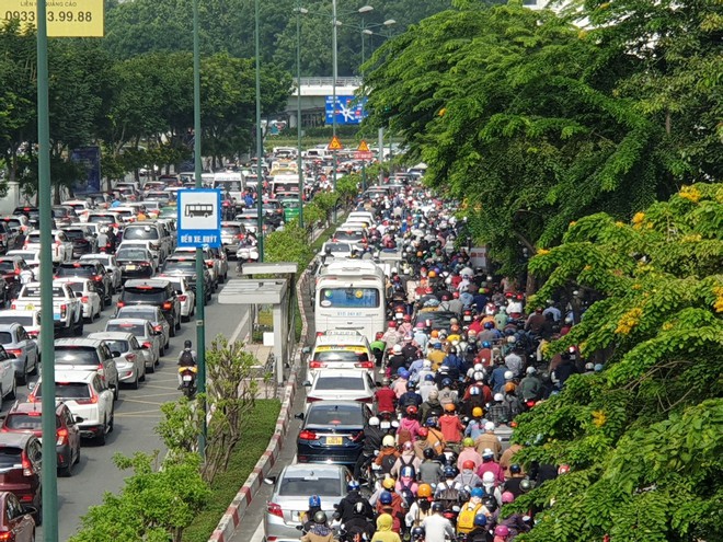 TP.HCM: Kẹt xe hơn 2 tiếng, hành khách đi sân bay Tân Sơn Nhất kéo vali cuốc bộ - Ảnh 7.