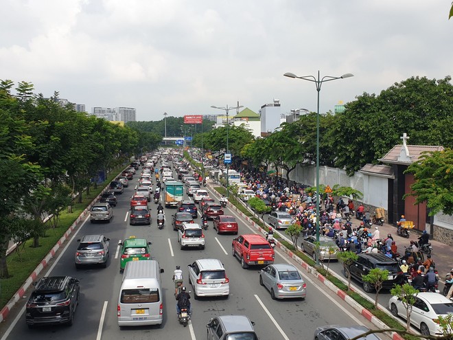 TP.HCM: Kẹt xe hơn 2 tiếng, hành khách đi sân bay Tân Sơn Nhất kéo vali cuốc bộ - Ảnh 15.