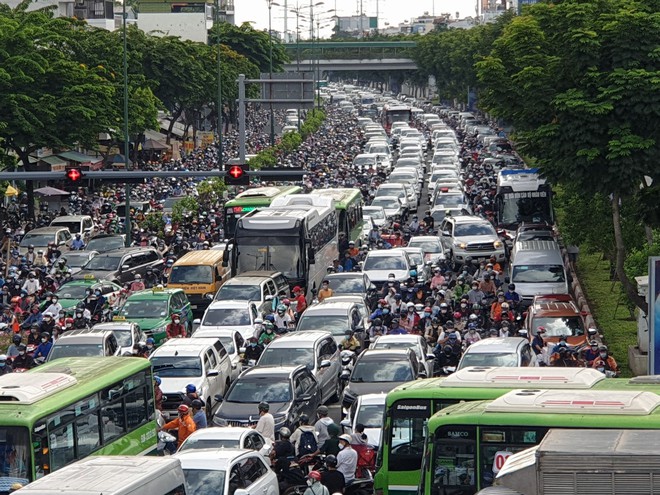 TP.HCM: Kẹt xe hơn 2 tiếng, hành khách đi sân bay Tân Sơn Nhất kéo vali cuốc bộ - Ảnh 1.
