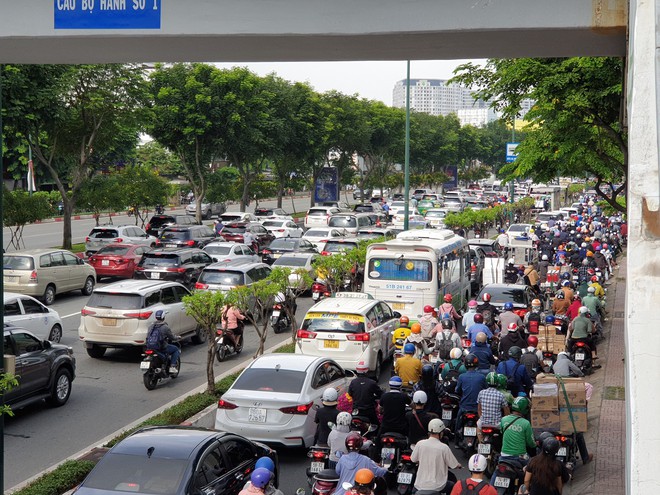 TP.HCM: Kẹt xe hơn 2 tiếng, hành khách đi sân bay Tân Sơn Nhất kéo vali cuốc bộ - Ảnh 13.