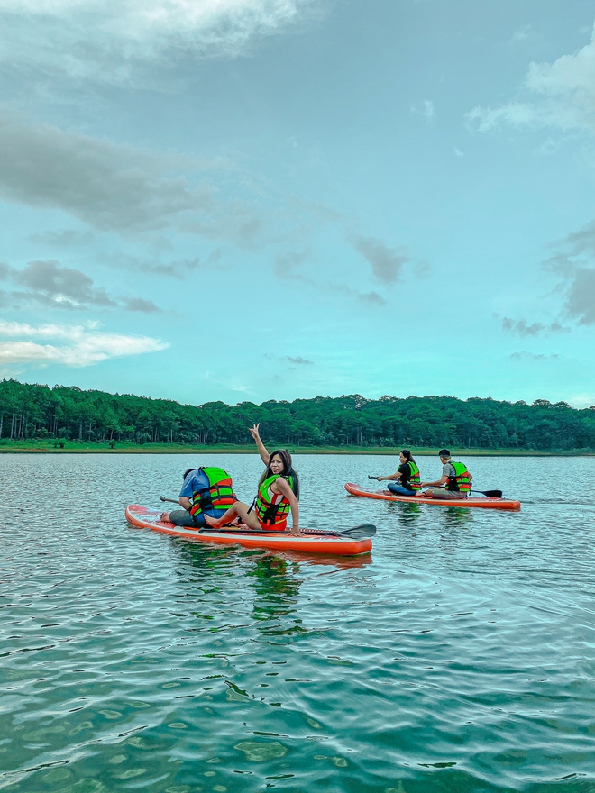 Đà Lạt nắng đẹp ngày thứ 3 nghỉ Lễ 30/4: Du khách đổ xô đi cắm trại, chèo thuyền trên hồ Tuyền Lâm - Ảnh 4.