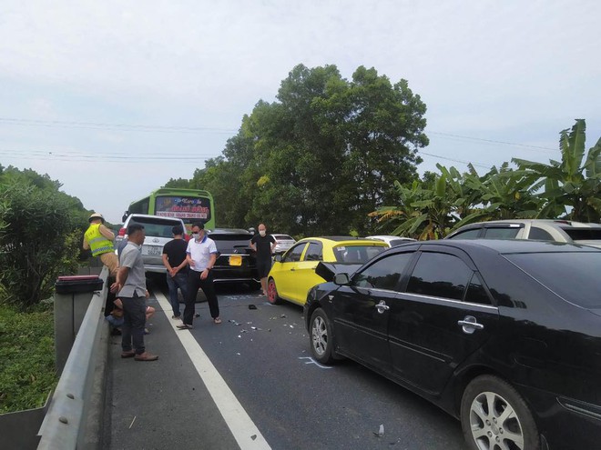 Đường về Hà Nội ùn tắc 4km do tai nạn liên hoàn 5 ô tô trên cao tốc Pháp Vân - Cầu Giẽ - Ảnh 1.