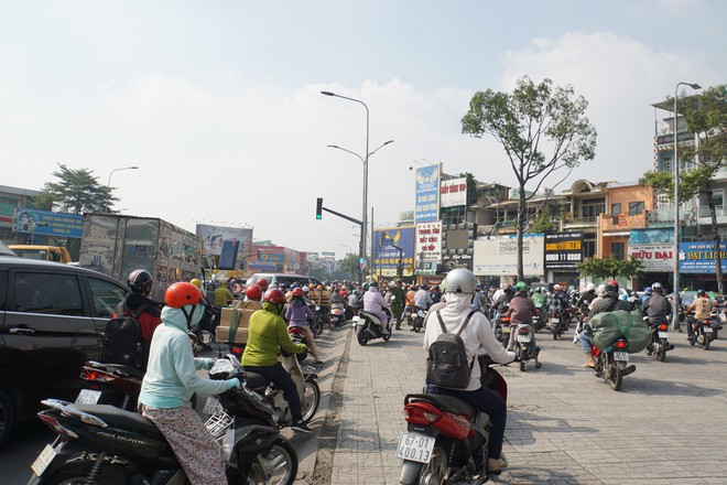 TP.HCM: Lại xuất hiện hố “tử thần” ngay giao lộ ở Gò Vấp, kẹt xe kéo dài - Ảnh 4.