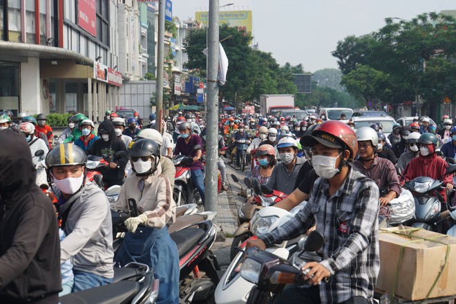 TP.HCM: Lại xuất hiện hố “tử thần” ngay giao lộ ở Gò Vấp, kẹt xe kéo dài - Ảnh 3.
