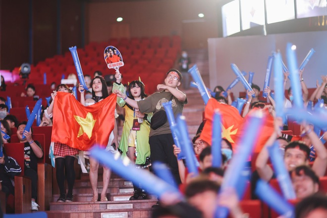 Ngắm dàn fan girl xinh đẹp tiếp lửa cổ vũ cho ĐTQG Liên Quân Mobile tại SEA Games 31 - Ảnh 6.