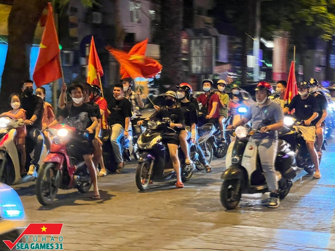 Ảnh: CĐV Hà Nội đổ ra đường cùng nhau ăn mừng tấm HCV SEA Games 31 của tuyển nữ Việt Nam - Ảnh 11.