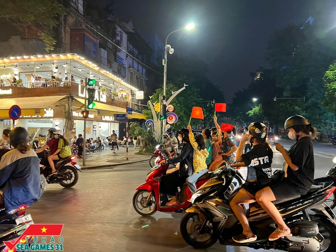 Ảnh: CĐV Hà Nội đổ ra đường cùng nhau ăn mừng tấm HCV SEA Games 31 của tuyển nữ Việt Nam - Ảnh 13.