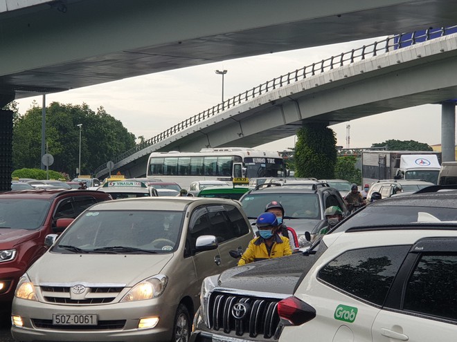 Hàng nghìn phương tiện “chôn chân” tại cổng sân bay Tân Sơn Nhất vì… phần mềm thu phí bị trục trặc - Ảnh 10.