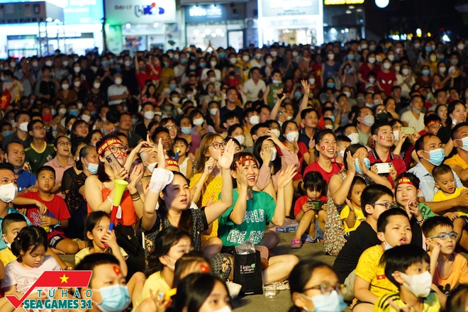 Ảnh: CĐV Hà Nội đổ ra đường cùng nhau ăn mừng tấm HCV SEA Games 31 của tuyển nữ Việt Nam - Ảnh 3.