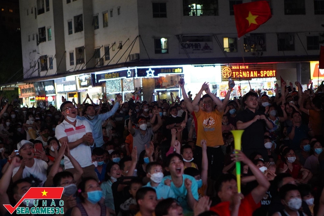 Ảnh: CĐV Hà Nội đổ ra đường cùng nhau ăn mừng tấm HCV SEA Games 31 của tuyển nữ Việt Nam - Ảnh 5.