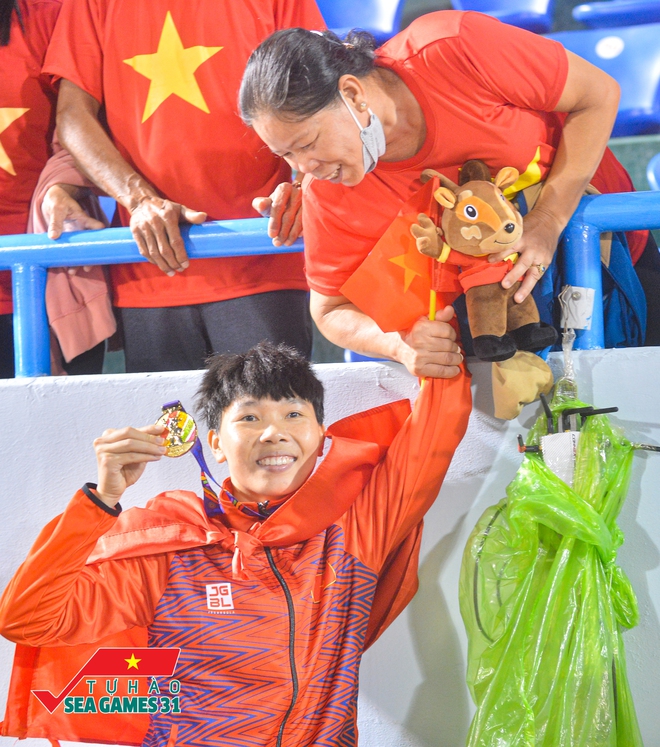 Người thân bật khóc trên khán đài khi tuyển nữ Việt Nam vô địch SEA Games 31: Sẽ nấu cá kho thưởng cho con - Ảnh 4.