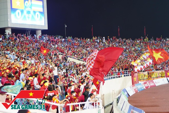 CĐV cả nước nhuộm đỏ SVĐ Mỹ Đình, các ngả đường để “tiếp lửa” cho U23 Việt Nam trong trận chung kết SEA Games 31 - Ảnh 1.