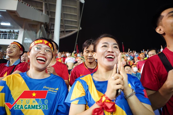 CĐV cả nước nhuộm đỏ SVĐ Mỹ Đình, các ngả đường để “tiếp lửa” cho U23 Việt Nam trong trận chung kết SEA Games 31 - Ảnh 4.