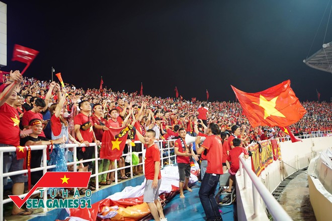 Người dân cả nước đổ ra đường đến giữa khuya, hoà cùng không khí chiến thắng của U23 Việt Nam - Ảnh 1.