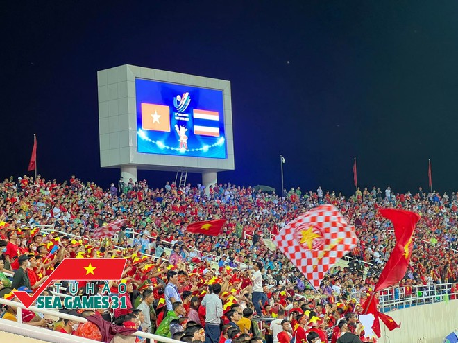 CĐV cả nước nhuộm đỏ SVĐ Mỹ Đình, các ngả đường để “tiếp lửa” cho U23 Việt Nam trong trận chung kết SEA Games 31 - Ảnh 5.