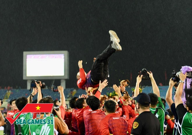 Những khoảnh khắc đầy cảm xúc trong trận chung kết U23 Việt Nam - U23 Thái Lan: Món quà tri ân vô giá tới người hâm mộ và HLV Park Hang-seo - Ảnh 12.