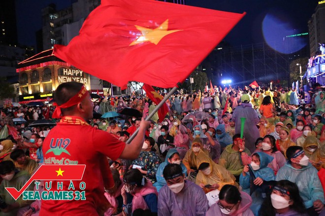 CĐV cả nước nhuộm đỏ SVĐ Mỹ Đình, các ngả đường để “tiếp lửa” cho U23 Việt Nam trong trận chung kết SEA Games 31 - Ảnh 7.