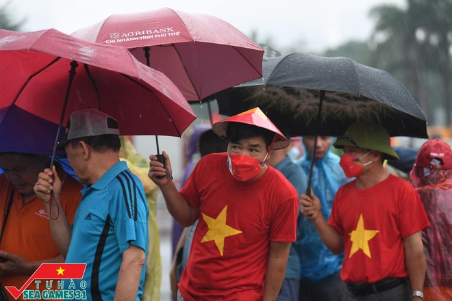 Ảnh, clip: Hàng vạn CĐV đội mưa xếp hàng vào sân Mỹ Đình, tiếp lửa cho U23 Việt Nam - Ảnh 3.