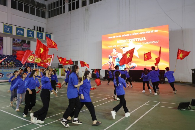 Người dân Mê Linh vỡ òa trong niềm vui chiến thắng của U23 Việt Nam - Ảnh 3. Người dân Mê Linh vỡ òa trong niềm vui chiến thắng của U23 Việt Nam - Ảnh 3.