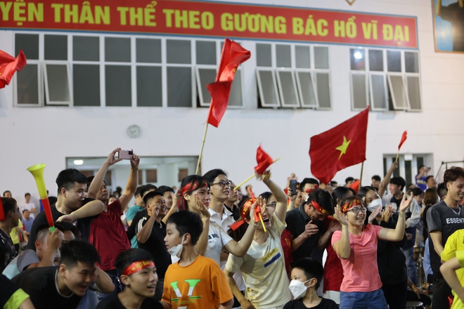 Người dân Mê Linh vỡ òa trong niềm vui chiến thắng của U23 Việt Nam - Ảnh 6. Người dân Mê Linh vỡ òa trong niềm vui chiến thắng của U23 Việt Nam - Ảnh 6.