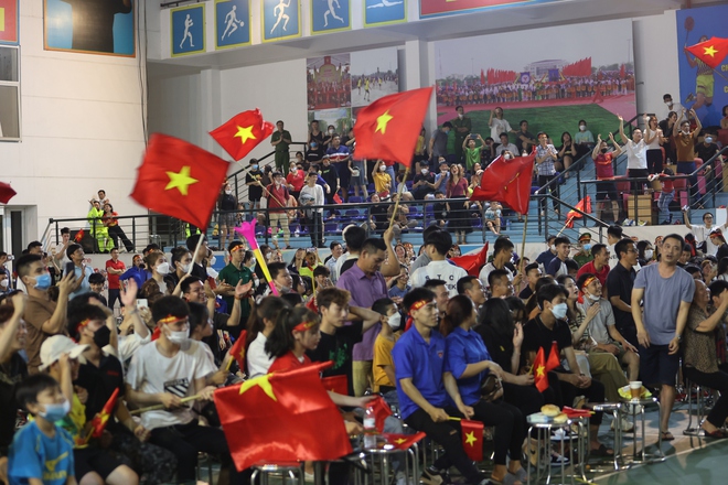 Người dân Mê Linh vỡ òa trong niềm vui chiến thắng của U23 Việt Nam - Ảnh 9. Người dân Mê Linh vỡ òa trong niềm vui chiến thắng của U23 Việt Nam - Ảnh 9.