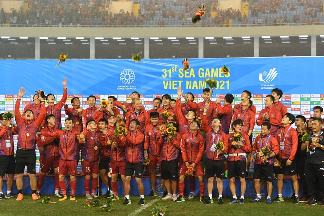 Nhâm Mạnh Dũng hét to đầy phấn khích, Phan Tuấn Tài mắt đỏ hoe tạo nên loạt khoảnh khắc ấn tượng của U23 Việt Nam tại SEA Games 31  - Ảnh 8.