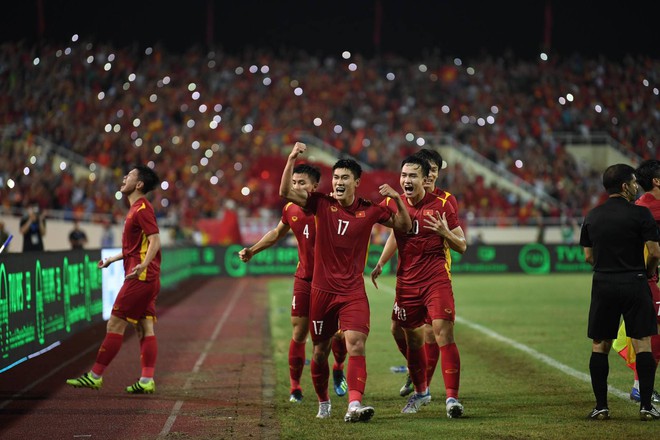 Nhâm Mạnh Dũng hét to đầy phấn khích, Phan Tuấn Tài mắt đỏ hoe tạo nên loạt khoảnh khắc ấn tượng của U23 Việt Nam tại SEA Games 31  - Ảnh 2.