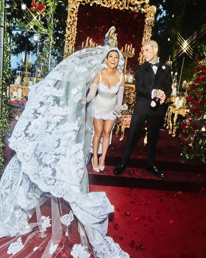 Kourtney Kardashian tổ chức đám cưới độc lạ: Chị em Kim lên đồ đen lộng lẫy như đi thảm đỏ, Kylie - Kendall và Megan Fox đối lập - Ảnh 3.