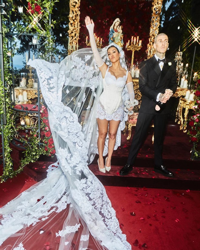Kourtney Kardashian tổ chức đám cưới độc lạ: Chị em Kim lên đồ đen lộng lẫy như đi thảm đỏ, Kylie - Kendall và Megan Fox đối lập - Ảnh 2.