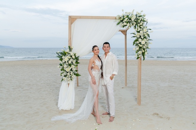 Đám cưới ở biển của Phương Trinh Jolie và Lý Bình, cô dâu diện váy siêu gợi cảm  - Ảnh 2.